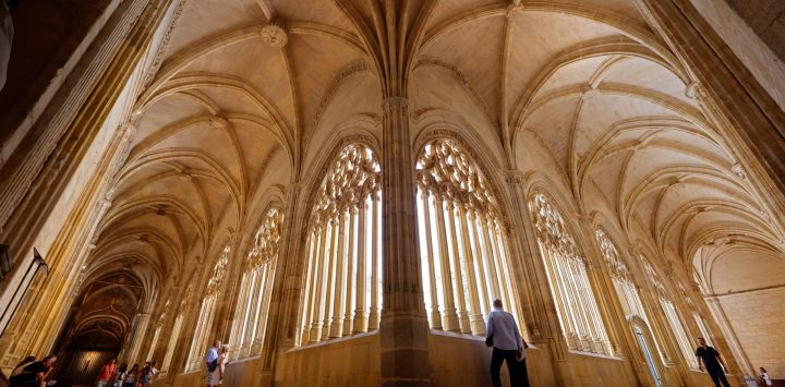 Una fotografía muestra a personas visitando el claustro de la Catedral de Segovia, en la región norteña de Castilla y León. La catedral católica de Segovia fue construida en estilo gótico flamígero a mediados del siglo XVI.