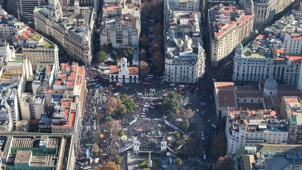 Plaza de Mayo marcha CFK. Luego de un mensaje grabado, los militantes en Plaza de Mayo escucharon el llamado telefónico de Cristina Fernández de Kirchner