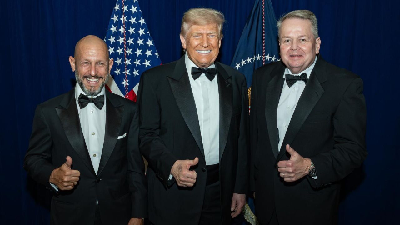 Leonardo Scatturice (pelado) junto a Donald Trump y su socio Barry Bennet. | Foto:Cedoc.