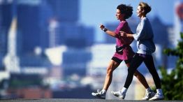 Caminar rápido, la clave para un cerebro más joven.