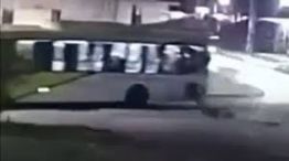 Pasajero cayó por la ventana de un colectivo.