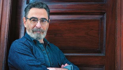 Escritor y psicólogo, acaba de publicar su más reciente novela. Historia, ficción y desencanto con la política.