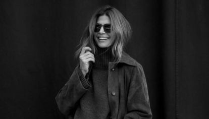 La diseñadora redefine cómo llevar el denim en diversos contextos, convirtiéndolo en un sello de su estilo personal.