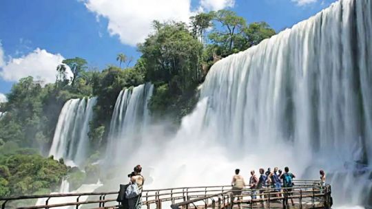 Misiones: Cataratas del Iguazú recibió al turista un millón "en un contexto nacional complejo"