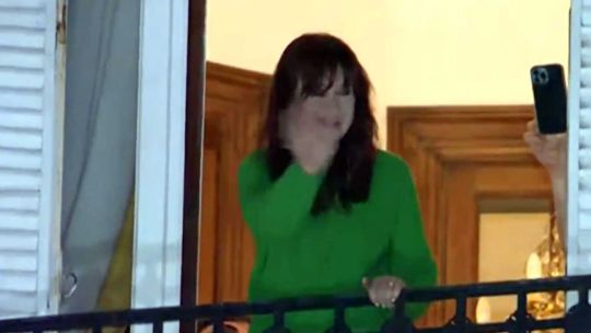 Cristina Fernandez de Kirchner saliendo al balcon 20250619