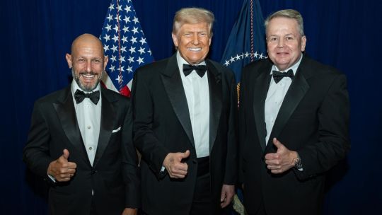 Leonardo Scatturice (pelado) junto a Donald Trump y su socio Barry Bennet.