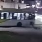 Pasajero iba dormido en el colectivo, el chofer dobló, salió despedido por la ventanilla y cayó al asfalto 