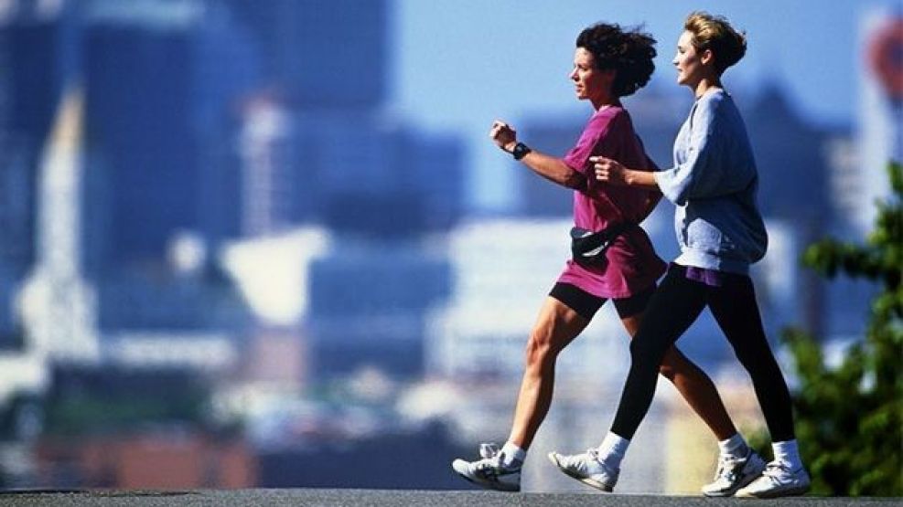Caminar rápido, la clave para un cerebro más joven.