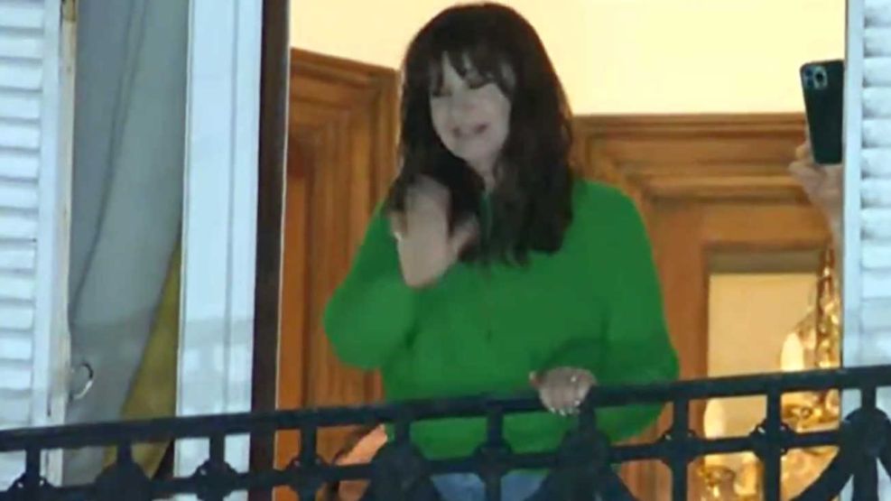 Cristina Fernandez de Kirchner saliendo al balcon 20250619