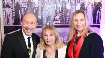 Karina Milei y su mamá, Alicia Luján Lucich, matchearon sus looks sastreros para la gran celebración de Claudio Cosano