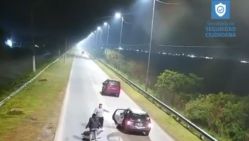 Escape de una mujer en un auto 