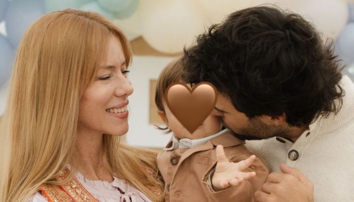 Con el pantalón wide leg tendencia, el romántico look boho chic de Nicole Neumann para el gran festejo de cumpleaños de su hijo