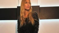 Nicole Neumann impone su estilo con botas, tachas y un mix de texturas explosivo