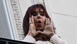 20250621 Cristina Kirchner saluda a la militancia desde el balcón de su casa, en Constitución