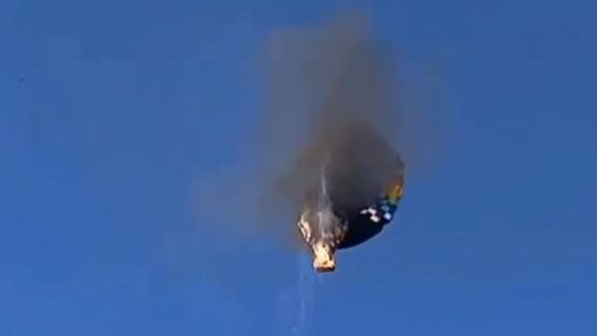 Un globo aerostático con turistas se incendió y cayó en una playa de Brasil: 8 muertos y 13 heridos.