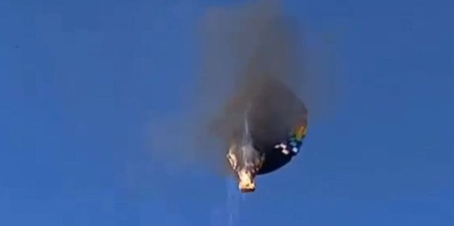 Un globo aerostático con turistas se incendió y cayó en una playa de Brasil: 8 muertos y 13 heridos.