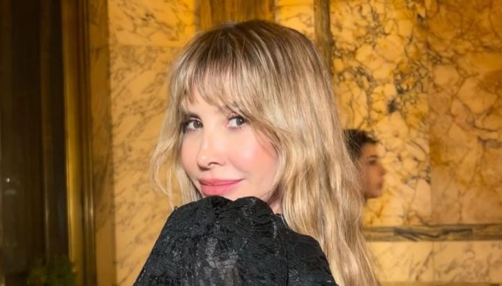 Guillermina Valdés reversionó el clásico tapado negro con detalles maximalistas