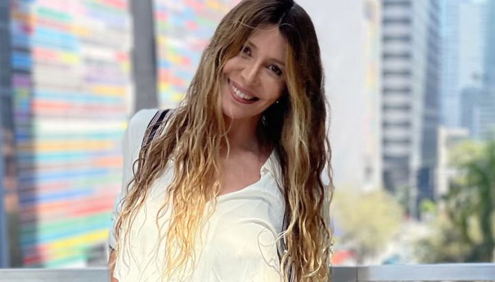 En Miami y a lo Miss Simpatía: Mónica Ayos celebró sus 53 años