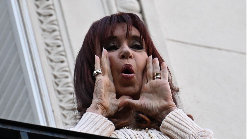 20250621 Cristina Kirchner saluda a la militancia desde el balcón de su casa, en Constitución