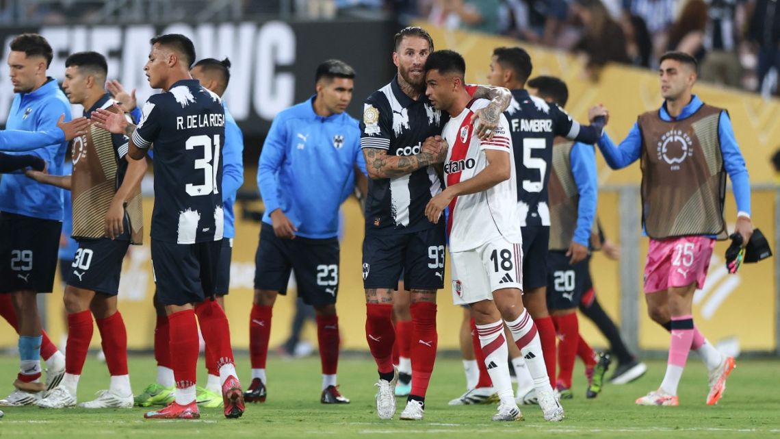 Sergio Ramos of CF Monterrey shakes hands with Gonzalo Martínez of CA River Plate during the FIFA Club World Cup 2025 group E match between CA River Plate and CF Monterrey at Rose Bowl Stadium on June 21, 2025 in Pasadena, California. 