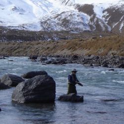 La pesca con mosca, cuando se practica con ética y conciencia ambiental, transforma al pescador en un verdadero custodio de los ríos y lagos mendocinos.
