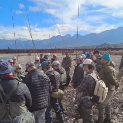 La pesca con mosca, cuando se practica con ética y conciencia ambiental, transforma al pescador en un verdadero custodio de los ríos y lagos mendocinos.