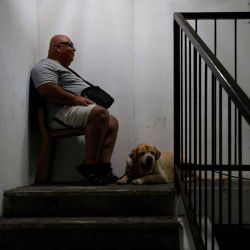 Un hombre y su perro se encuentran en un refugio subterráneo en Haifa, tras el lanzamiento de misiles desde Irán. Foto de Jalaa MAREY / AFP | Foto:AFP