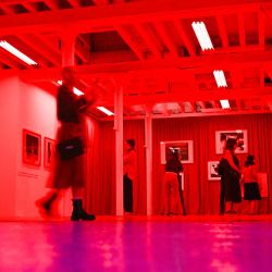 Periodistas visitan la exposición póstuma dedicada al director estadounidense David Lynch, en la galería Duchamp, en Yvetot, noroeste de Francia. Foto de LOU BENOIST / AFP | Foto:AFP