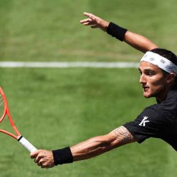 El italiano Mattia Bellucci devuelve un revés al francés Quentin Halys, torneo internacional de tenis Rothesay Eastbourne. Inglaterra. Foto de Adrian Dennis / AFP | Foto:AFP