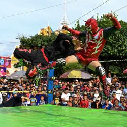 Los luchadores guatemaltecos La Diabla (R) y Dante, de la "Arena Renacer Maya" pelean en San Juan Sacatepéquez, Guatemala. Foto de JOHAN ORDÓNEZ/AFP | Foto:AFP