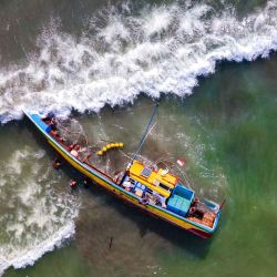Una vista aérea muestra un barco pesquero que volcó debido a las condiciones climáticas cerca de la costa de Banda Aceh. Foto de CHAIDEER MAHYUDDIN / AFP | Foto:AFP