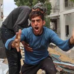  Un hombre palestino llora mientras otros transportan los cuerpos de las personas fallecidas en los ataques israelíes en Jabalia. Foto de Omar AL-QATTAA / AFP | Foto:AFP