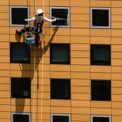 Descendiendo en rápel por un edificio comercial en Seúl. Foto de Anthony WALLACE / AFP | Foto:AFP