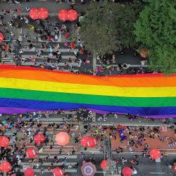 Esta vista aérea muestra a personas portando una enorme bandera arcoíris durante el 29º Desfile del Orgullo LGBT en Sao Paulo, Brasil. Foto de Miguel SCHINCARIOL / AFP | Foto:AFP