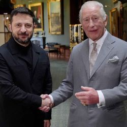 El rey Carlos III de Gran Bretaña estrecha la mano del presidente de Ucrania, Volodymyr Zelensky, durante una audiencia en el Castillo de Windsor, al oeste de Londres. Foto de Jonathan Brady / AFP | Foto:AFP