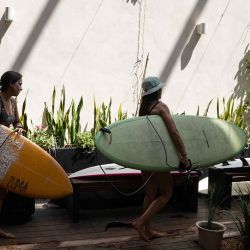 La gente corre hacia un refugio en Tel Aviv, tras el sonido de las sirenas en varias zonas del país tras el lanzamiento de misiles desde Irán. Foto de MAYA LEVIN / AFP | Foto:AFP