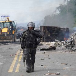 La policía antidisturbios patrulla las calles tras las protestas contra el gobierno del presidente panameño José Raúl Mulino en Changuinola Panamá. Foto de ASBEL LLORENT / AFP | Foto:AFP