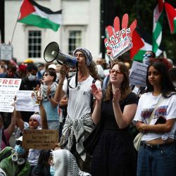 Manifestantes gritan consignas y ondean banderas palestinas mientras se manifiestan en apoyo del grupo propalestino Acción Palestina, en Trafalgar Square, en el centro de Londres. Foto de HENRY NICHOLLS / AFP | Foto:AFP
