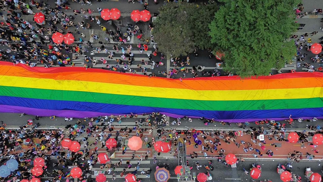 Esta vista aérea muestra a personas portando una enorme bandera arcoíris durante el 29º Desfile del Orgullo LGBT en Sao Paulo, Brasil. Foto de Miguel SCHINCARIOL / AFP | Foto:AFP