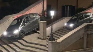 Manejó por la escalinata de la Piazza di Spagna en Roma y no pudo explicar la causa.