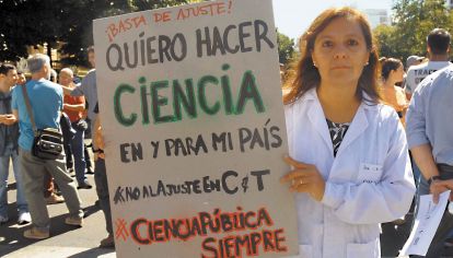 Continúa el vaciamiento de organismos básicos como el INTA, el INTI, el INA y el CONICET. Investigadores que planean irse del país.