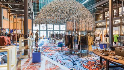 La maison francesa Printemps y el hotel SO/ Paris se unen en una colaboración que celebra el savoir-faire parisino a través de una experiencia inmersiva que combina moda, diseño, arte y hospitalidad de lujo. Una propuesta exclusiva para descubrir París con todos los sentidos.
