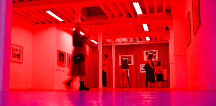 Periodistas visitan la exposición póstuma dedicada al director estadounidense David Lynch, en la galería Duchamp, en Yvetot, noroeste de Francia. Foto de LOU BENOIST / AFP