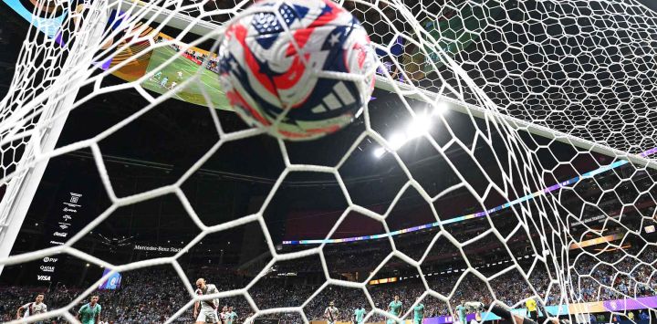 El delantero noruego #09 del Manchester City, Erling Haaland, dispara un penalti y marca el tercer gol Copa Mundial de Clubes FIFA 2025. Foto de PATRICIA DE MELO MOREIRA / AFP