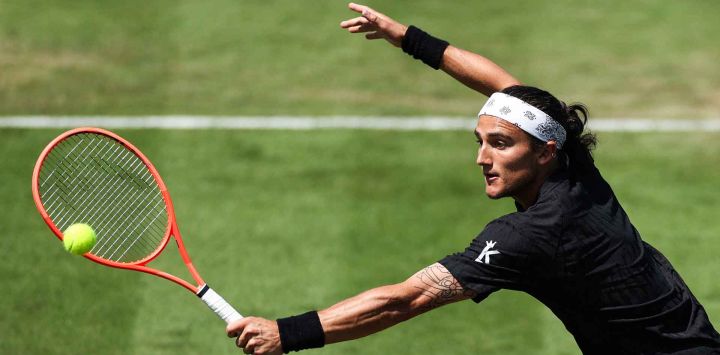 El italiano Mattia Bellucci devuelve un revés al francés Quentin Halys, torneo internacional de tenis Rothesay Eastbourne. Inglaterra. Foto de Adrian Dennis / AFP