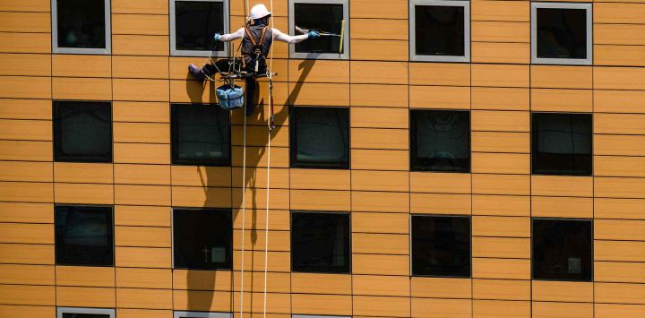 Descendiendo en rápel por un edificio comercial en Seúl. Foto de Anthony WALLACE / AFP