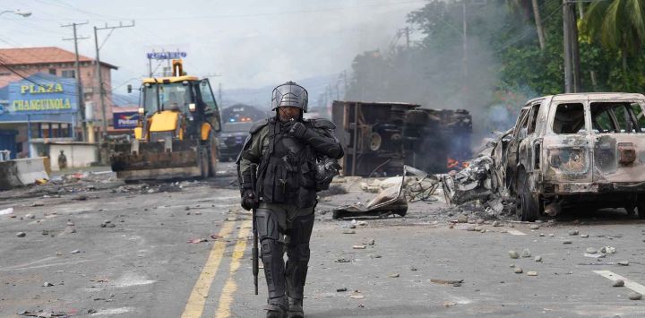 La policía antidisturbios patrulla las calles tras las protestas contra el gobierno del presidente panameño José Raúl Mulino en Changuinola Panamá. Foto de ASBEL LLORENT / AFP