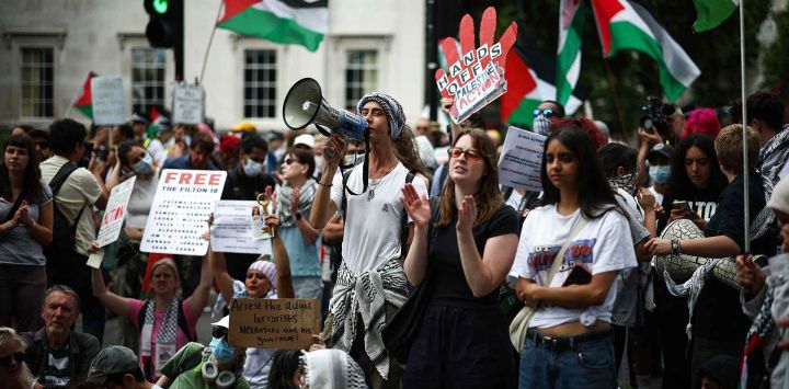 Manifestantes gritan consignas y ondean banderas palestinas mientras se manifiestan en apoyo del grupo propalestino Acción Palestina, en Trafalgar Square, en el centro de Londres. Foto de HENRY NICHOLLS / AFP