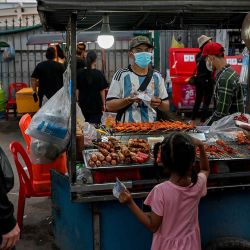  Puestos de comida callejera de la ciudad de Poipet, en Banteay Meanchey, al oeste de Camboya. La fronetra fue cerrada por el Ejército. Foto de TANG CHHIN Sothy / AFP | Foto:AFP