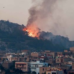  Un incendio forestal que se dirige hacia la aldea de Agios Georgios, en la isla griega de Quíos. Foto de Dimitris Tosidis / AFP | Foto:AFP